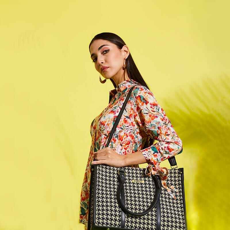 Fargo Premium Houndstooth Pattern Handbag for Women – Stylish Tote Bag with Black Leather Handles